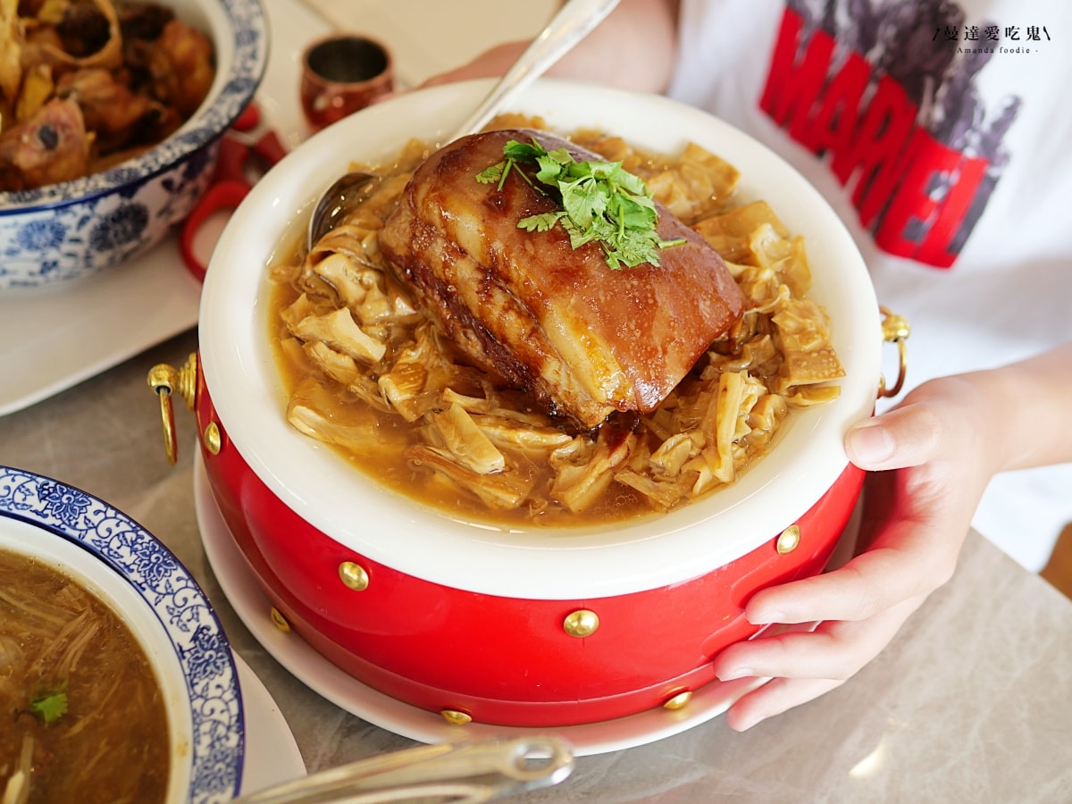 南投竹山美食｜拜拜完直接開吃「豪客窯烤雞 紫南宮店」皮脆肉嫩的高溫窯烤雞迷人飄香，澎湃辦桌料理一次滿足！紫南宮美食推薦｜竹山甕仔雞推薦