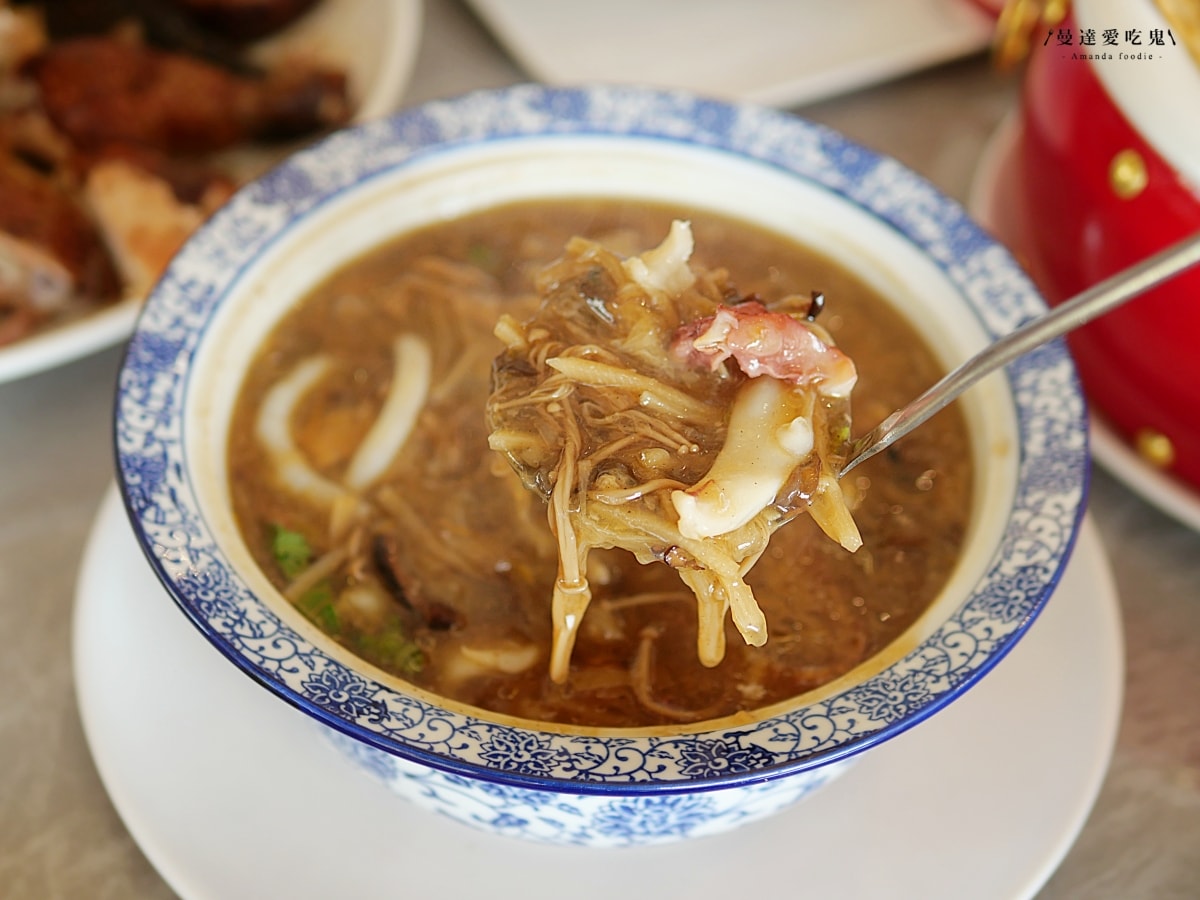 南投竹山美食｜拜拜完直接開吃「豪客窯烤雞 紫南宮店」皮脆肉嫩的高溫窯烤雞迷人飄香，澎湃辦桌料理一次滿足！紫南宮美食推薦｜竹山甕仔雞推薦