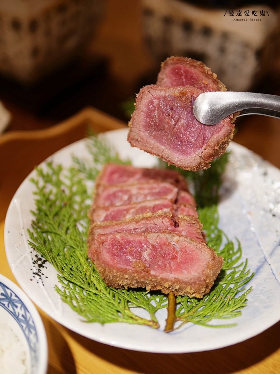 太銷魂！自己掌握熟度的迷人日式炸牛排定食「萩椛炸牛排 牛かつ專門店安平店」質感靜謐空間與職人料理的完美結合！安平美食推薦｜台南聚餐推薦