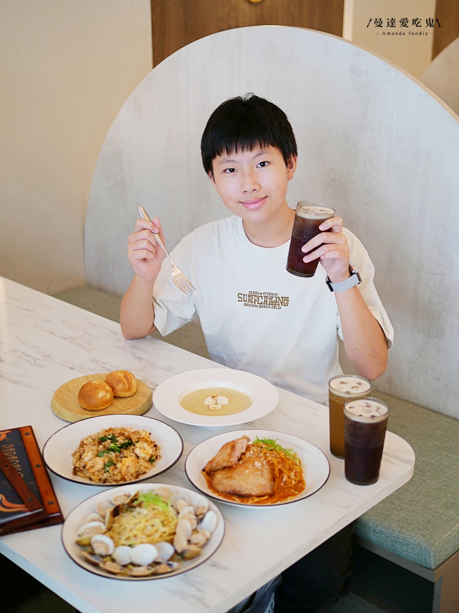 台中一中商圈義式餐廳氛圍感滿分「Paradiso爬樓梯」XO醬鮮蝦炒飯必點，平價聚餐約會好選擇！台中聚餐推薦｜一中商圈美食