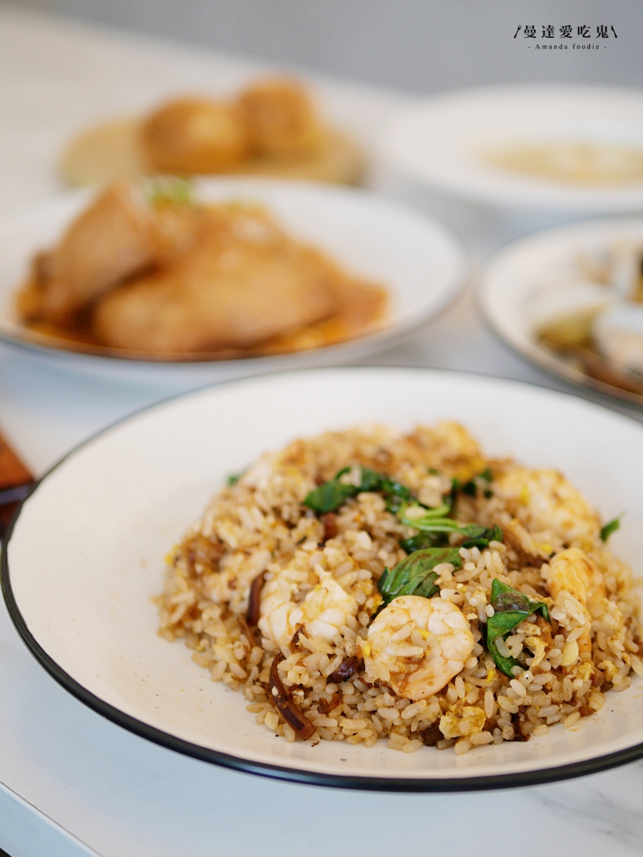 台中一中商圈義式餐廳氛圍感滿分「Paradiso爬樓梯」XO醬鮮蝦炒飯必點，平價聚餐約會好選擇！台中聚餐推薦｜一中商圈美食