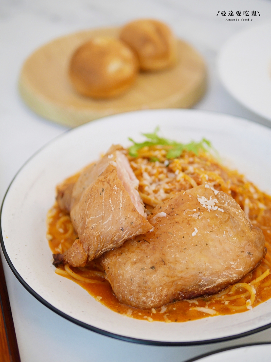 台中一中商圈義式餐廳氛圍感滿分「Paradiso爬樓梯」XO醬鮮蝦炒飯必點，平價聚餐約會好選擇！台中聚餐推薦｜一中商圈美食