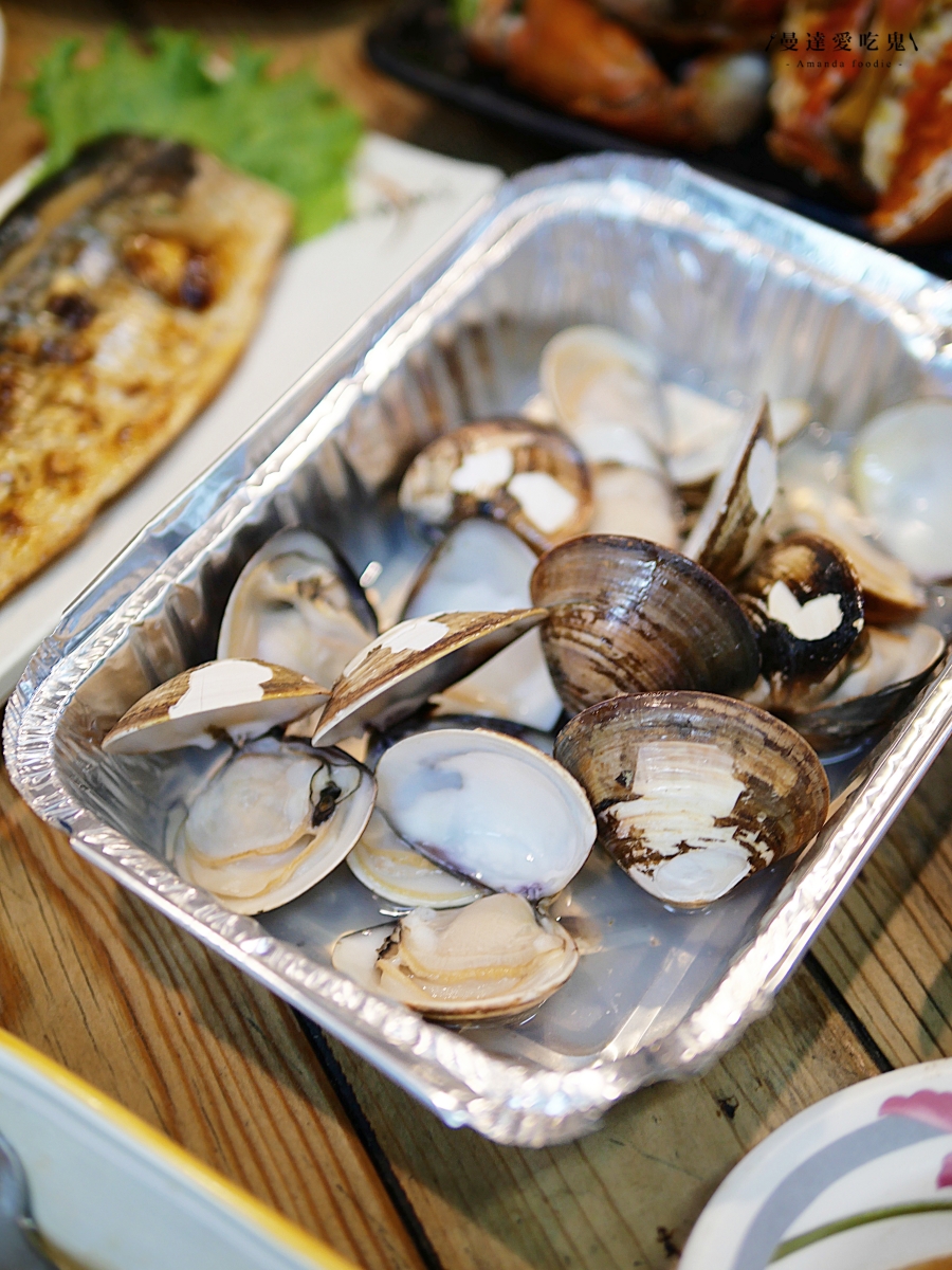 台南東區美食｜熱炒、燒烤一次滿足「府城騷烤家」成大學生與在地人晚餐宵夜愛店，鮭魚卵豬油拌飯太邪惡！成大美食推薦｜台南東區美食