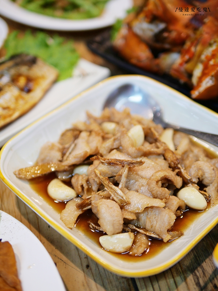 台南東區美食｜熱炒、燒烤一次滿足「府城騷烤家」成大學生與在地人晚餐宵夜愛店，鮭魚卵豬油拌飯太邪惡！成大美食推薦｜台南東區美食