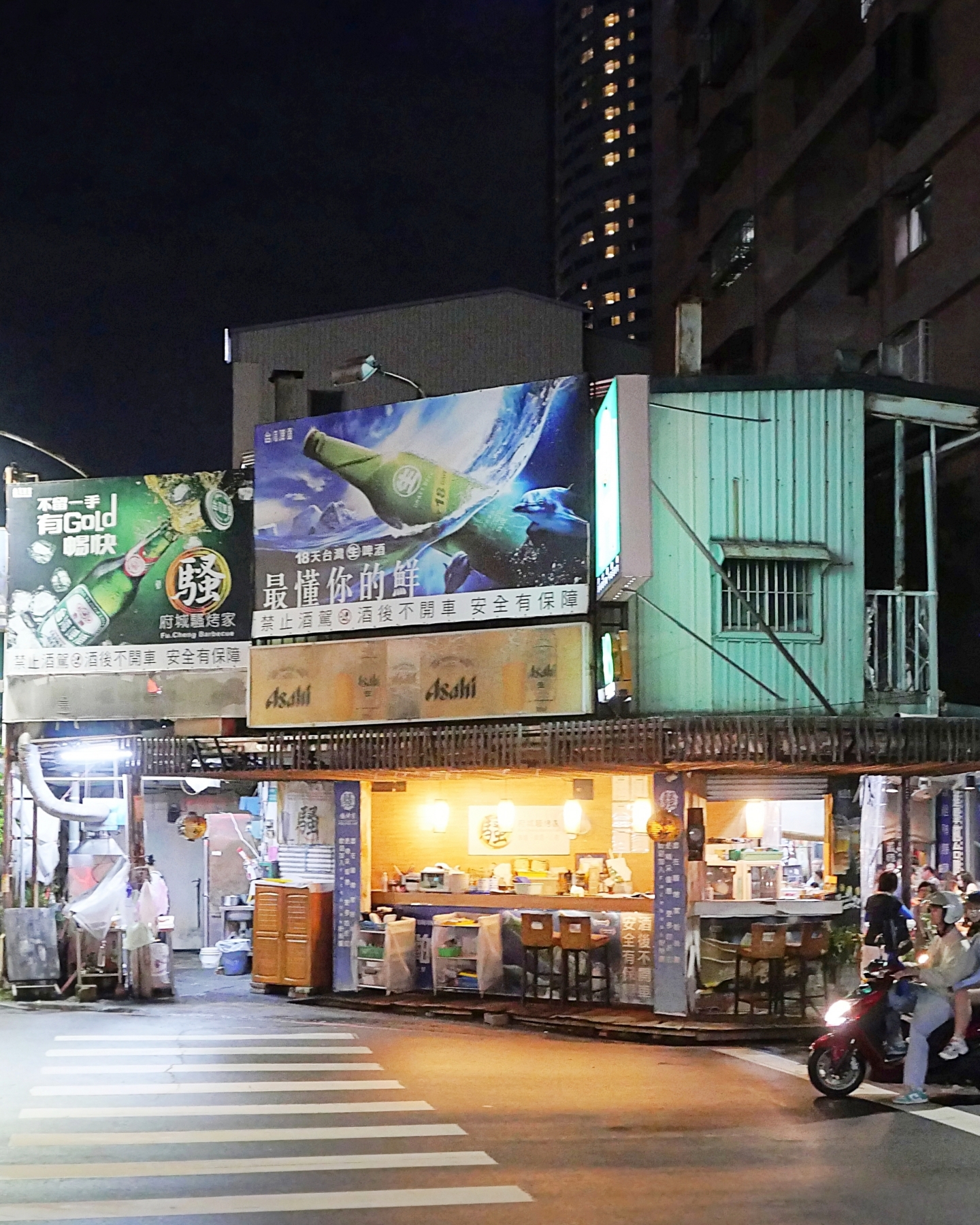 台南東區美食｜熱炒、燒烤一次滿足「府城騷烤家」成大學生與在地人晚餐宵夜愛店，鮭魚卵豬油拌飯太邪惡！成大美食推薦｜台南東區美食