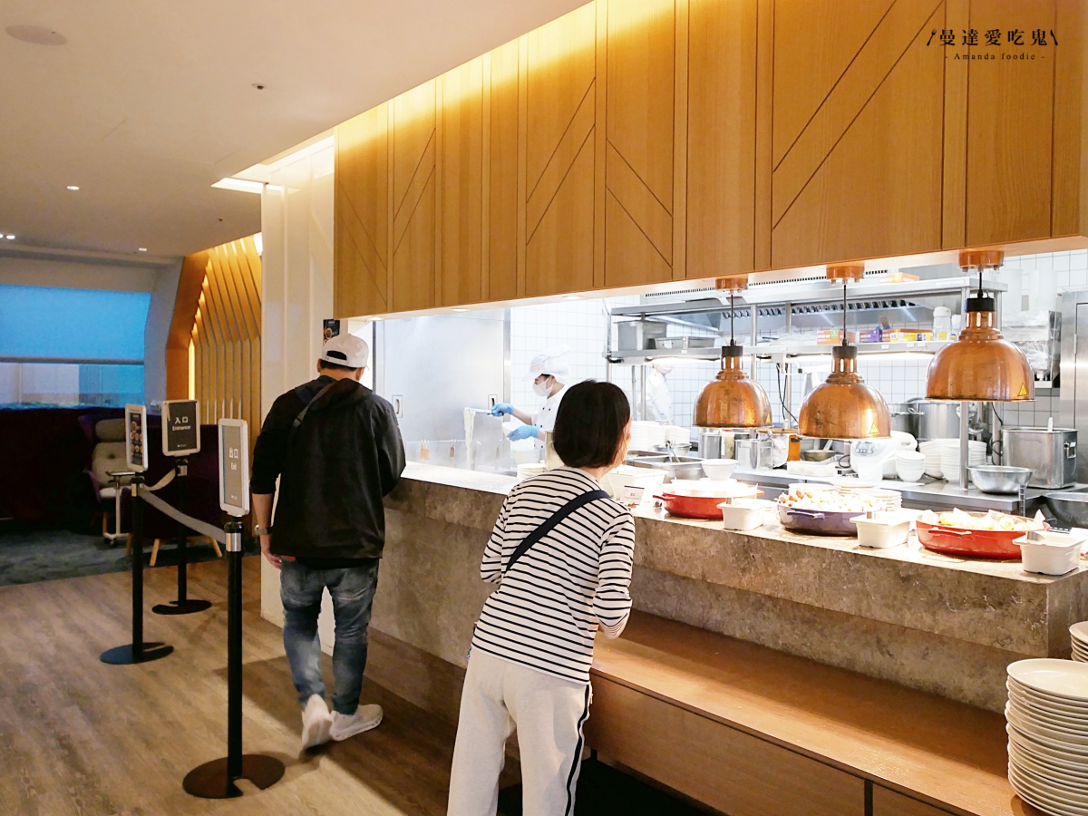 桃園機場貴賓室開箱「Oriental Club Lounge 東方宇逸貴賓室」熱呼呼牛肉麵吃起來，使用中國信託鼎極卡免費進場超享受！免費機場貴賓室｜桃機貴賓室開箱