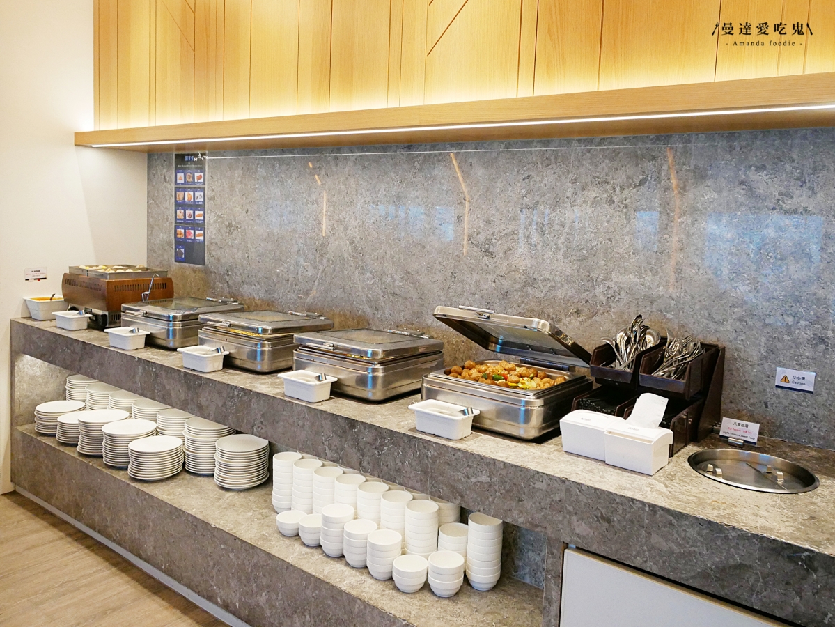 桃園機場貴賓室開箱「Oriental Club Lounge 東方宇逸貴賓室」熱呼呼牛肉麵吃起來，使用中國信託鼎極卡免費進場超享受！免費機場貴賓室｜桃機貴賓室開箱