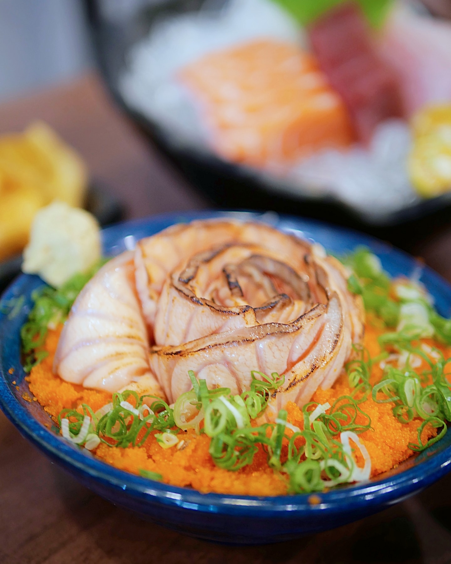 日料店新增自助吧整個大加分「纓風壽司永康店」期間限定玫瑰花丼超吸睛，營業到半夜12點很可以！永康美食推薦｜台南日料推薦