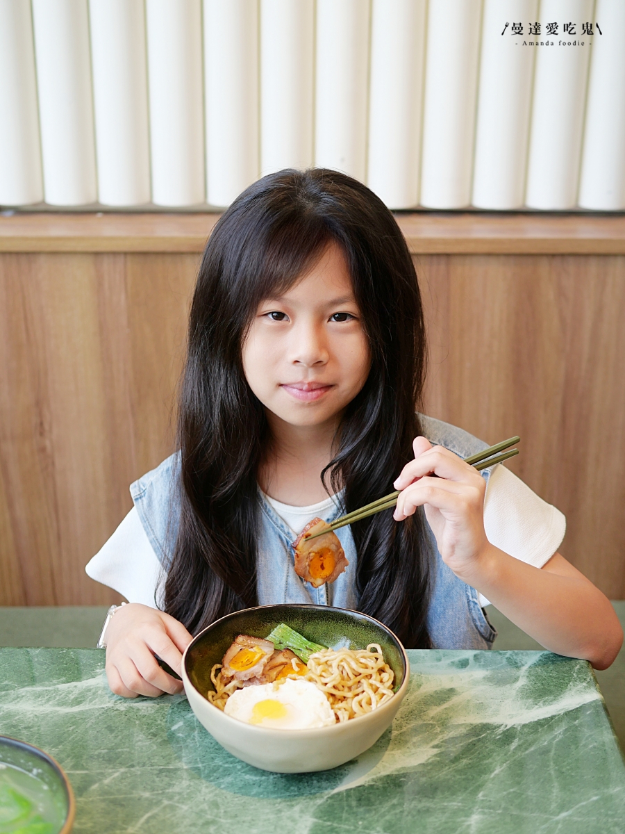 安平家樂福旁的人氣北方麵食「酥香居北方精緻食府安平店」質感系用餐空間，連甜點都讓人驚喜！台南中西區美食｜台南聚餐推薦