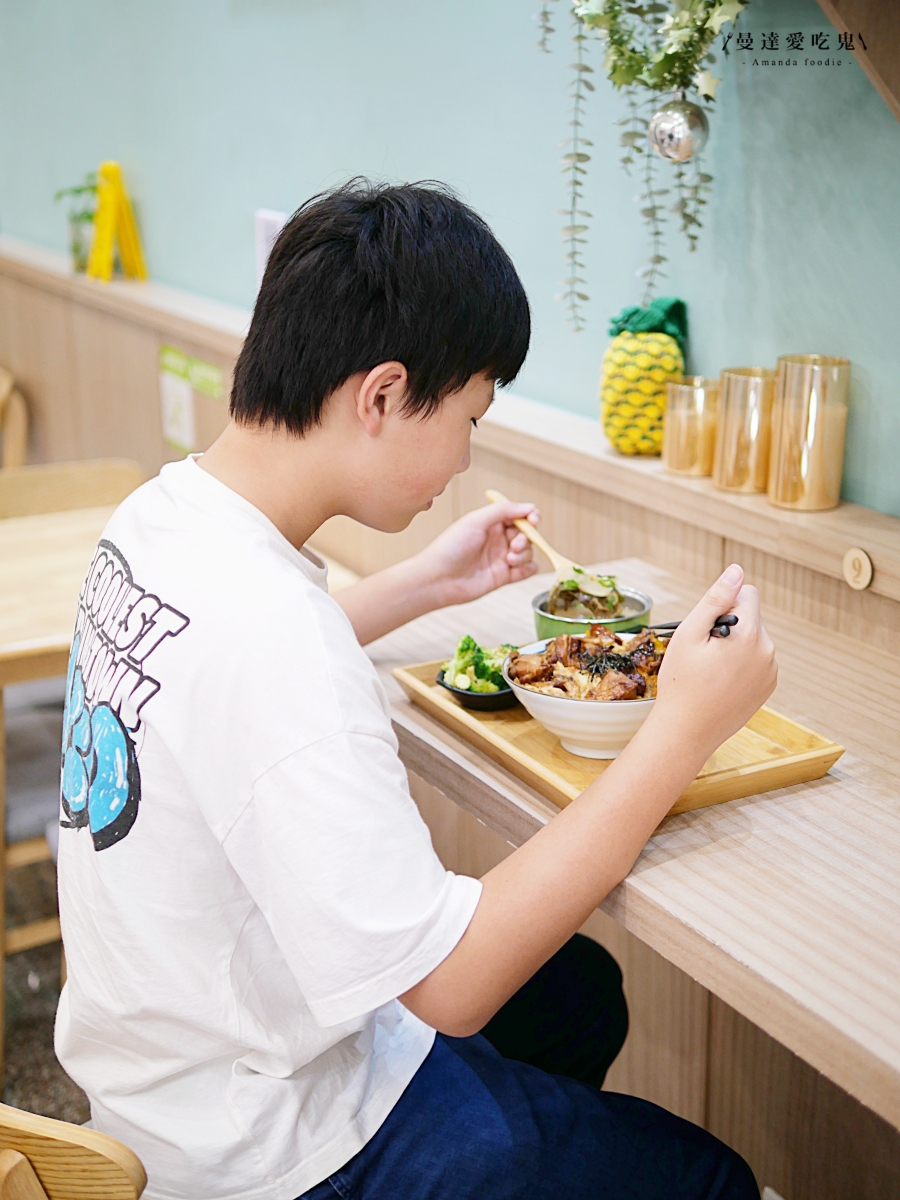 上桌就能聞到迷人炙烤香氣「一燃丼飯專賣店」現點現烤超滿足，價格實在又有飽足感的高雄鳳山日式丼飯推薦！