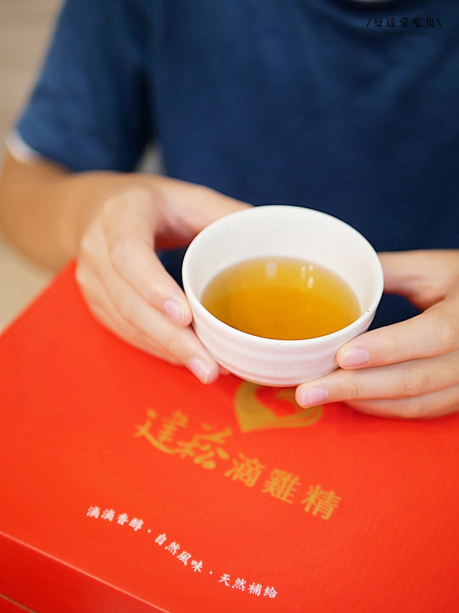 從養雞場到餐桌的一條龍堅持「建菘滴雞精」開箱分享，自家飼養黑羽土雞慢火煉製，日常營養補給更便利！台中滴雞精推薦｜滴雞精宅配推薦