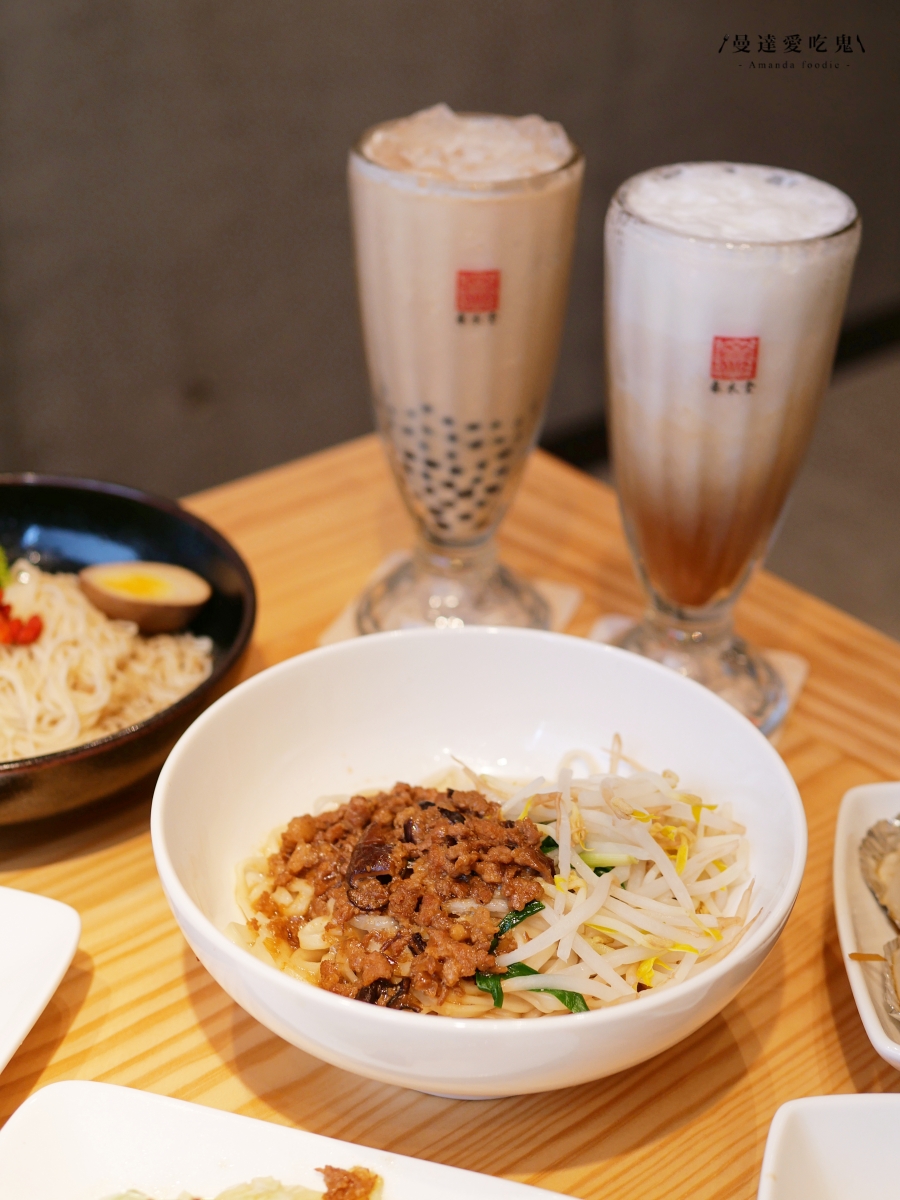 高雄鹽埕美食推薦「春水堂駁二店」進駐百年港區倉庫，珍珠奶茶創始品牌必點功夫麵、蘿蔔糕與經典茶點一次開箱！駁二美食推薦｜駁二聚餐推薦