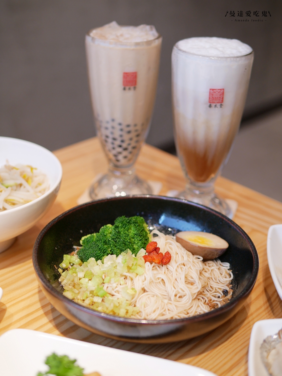 高雄鹽埕美食推薦「春水堂駁二店」進駐百年港區倉庫，珍珠奶茶創始品牌必點功夫麵、蘿蔔糕與經典茶點一次開箱！駁二美食推薦｜駁二聚餐推薦