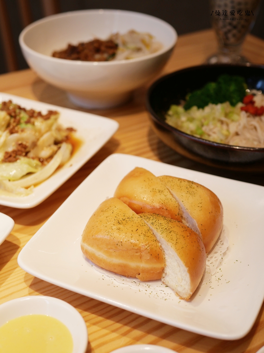 高雄鹽埕美食推薦「春水堂駁二店」進駐百年港區倉庫，珍珠奶茶創始品牌必點功夫麵、蘿蔔糕與經典茶點一次開箱！駁二美食推薦｜駁二聚餐推薦