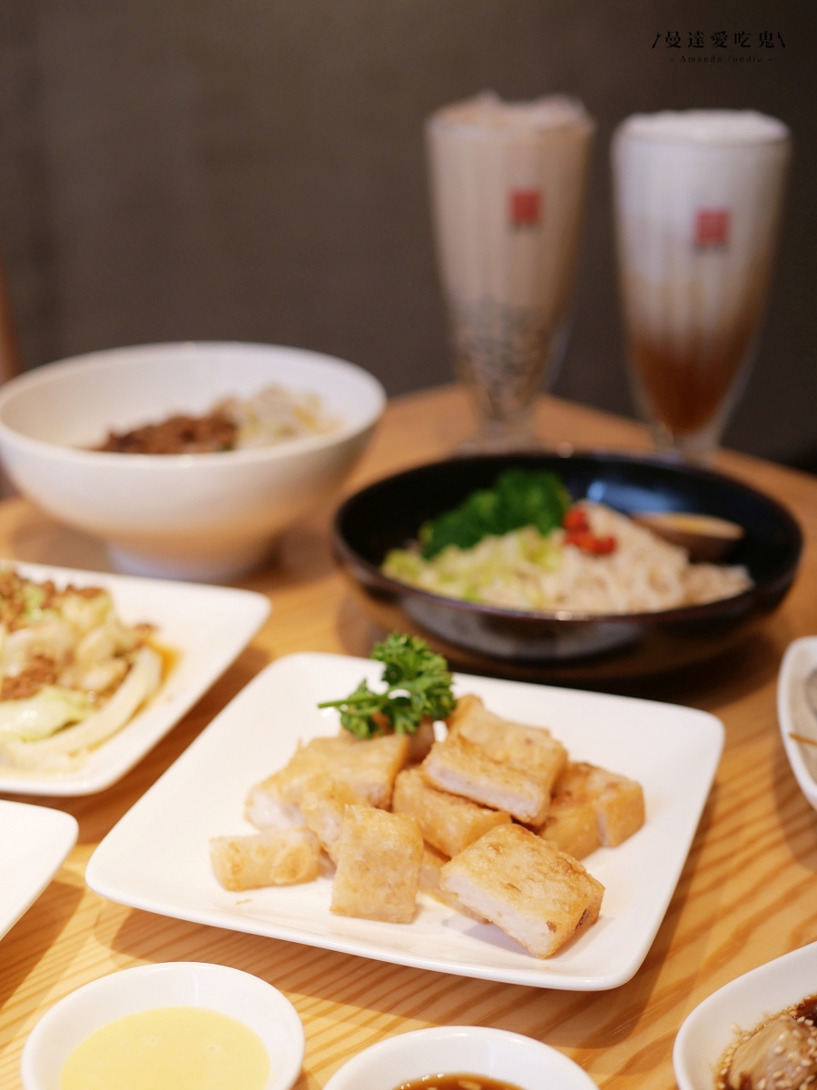 高雄鹽埕美食推薦「春水堂駁二店」進駐百年港區倉庫，珍珠奶茶創始品牌必點功夫麵、蘿蔔糕與經典茶點一次開箱！駁二美食推薦｜駁二聚餐推薦
