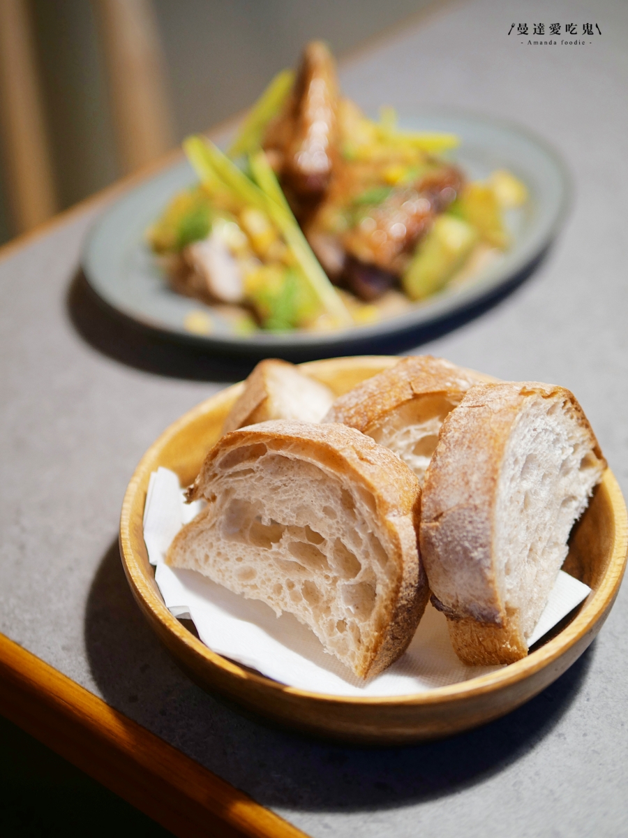 藏身巷弄的人氣南洋餐酒館「飽肚_baodu」參巴醬、街邊烤半雞、印度甜甜圈，道道都讓人驚艷！台南東區美食｜台南聚餐推薦