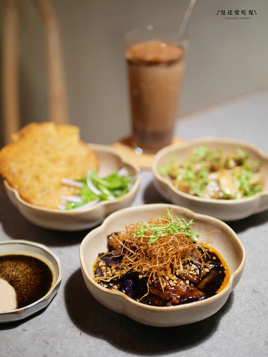 藏身巷弄的人氣南洋餐酒館「飽肚_baodu」參巴醬、街邊烤半雞、印度甜甜圈，道道都讓人驚艷！台南東區美食｜台南聚餐推薦