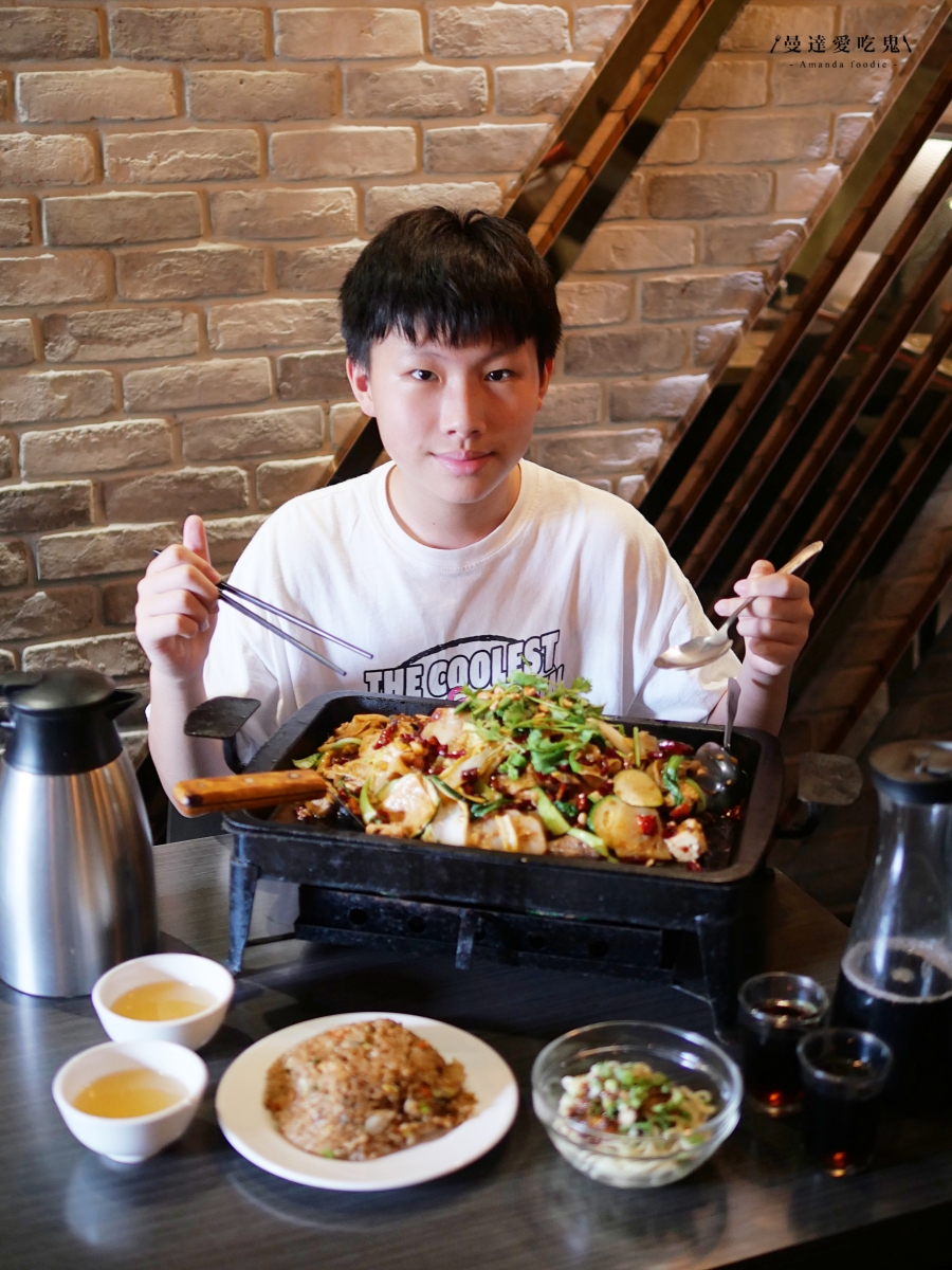 台中公益路美食｜麻辣烤魚香麻夠味「城裡城外巫山烤魚公益店」多種口味任君挑選超過癮，台中聚餐宵夜推薦！