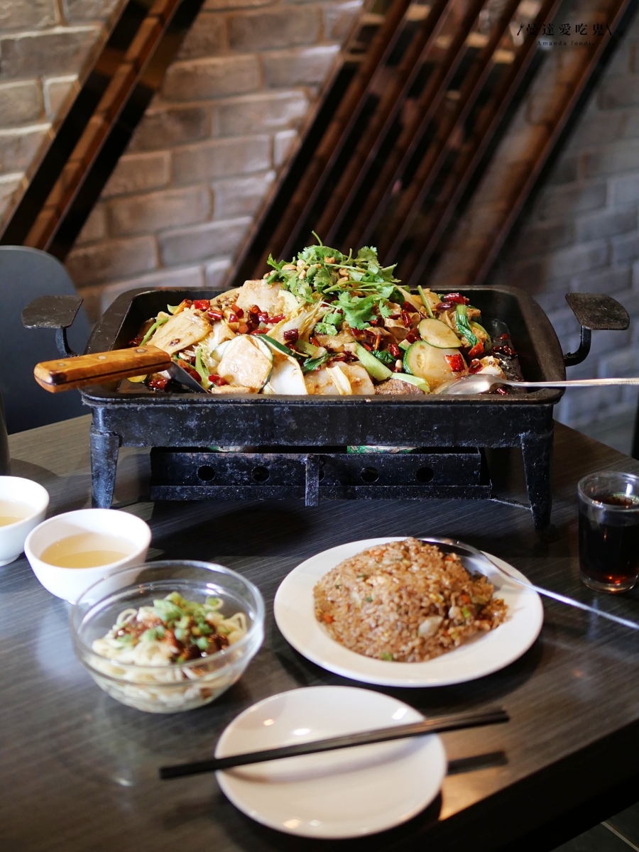 台中公益路美食｜麻辣烤魚香麻夠味「城裡城外巫山烤魚公益店」多種口味任君挑選超過癮，台中聚餐宵夜推薦！